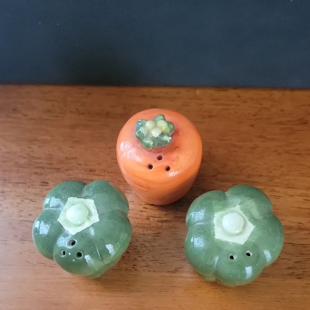 Green Pepper Salt and Pepper Shaker- Only  Carrot Salt Shaker - Picture 2 of 2
